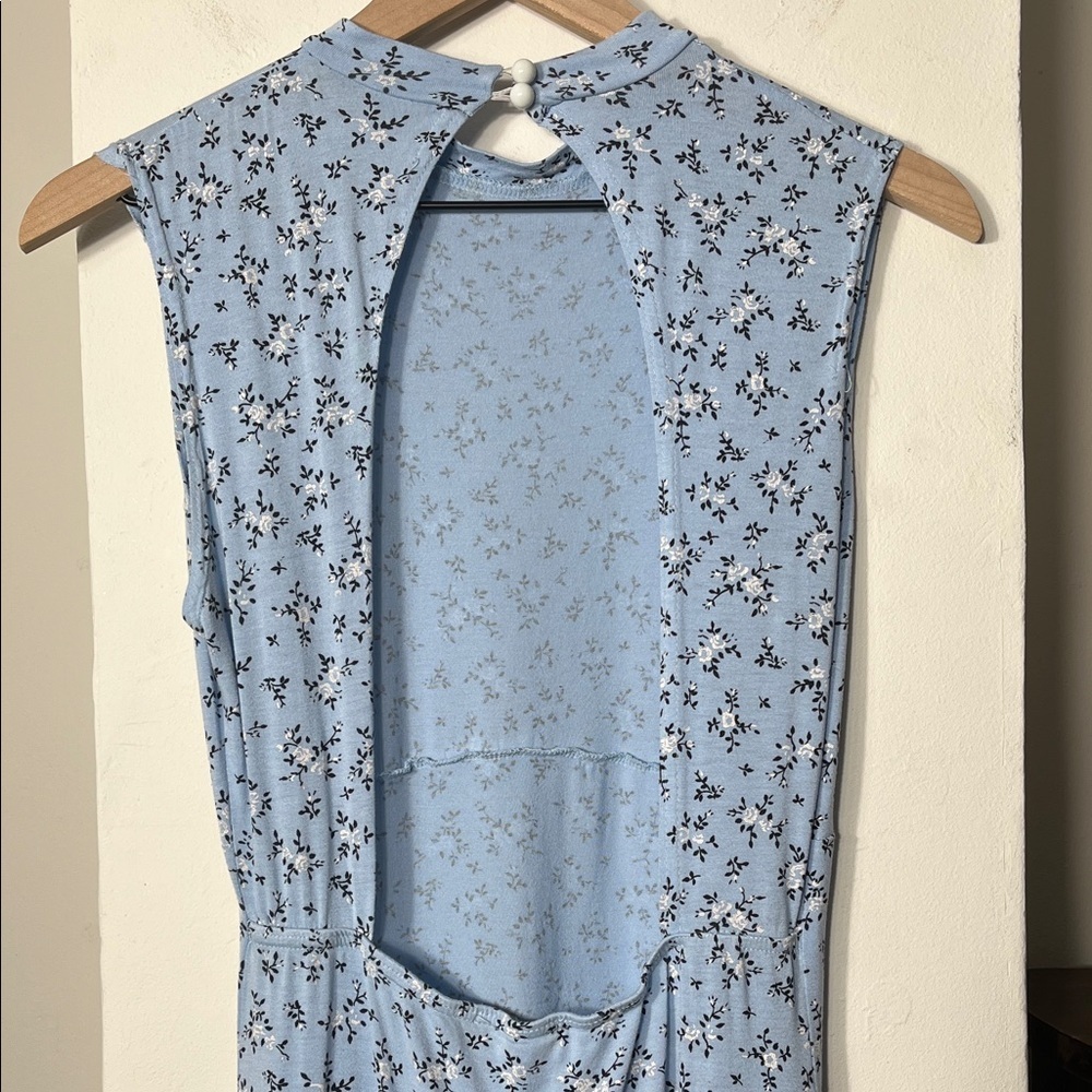 Elegant Blue Floral Dress - Picture 4 of 9